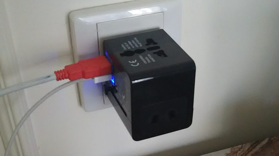 海外旅行で携行が必須な電子機器は?