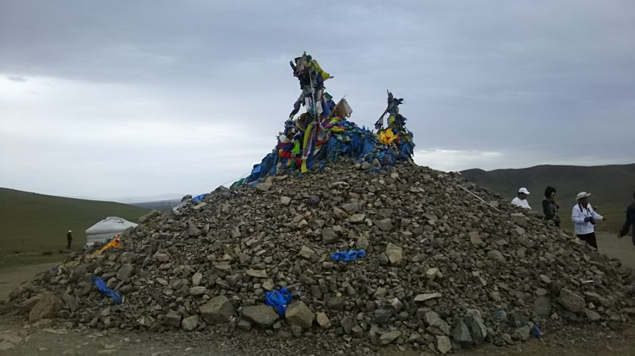 【モンゴル】モンゴルの守り神が宿る石積みオボ―