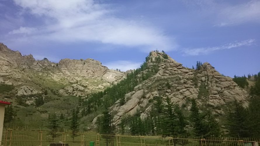 【モンゴル】山を昇り橋を渡り階段を昇るとたどり着くチベット仏教アリヤバル寺院